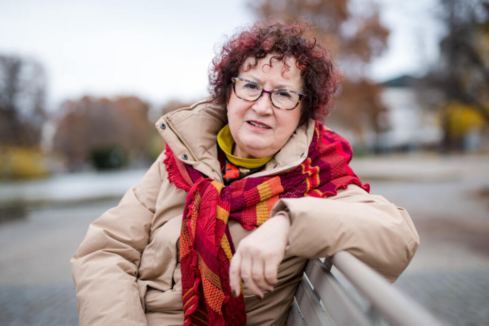 Gerlinde Kretschmann sitzt auf einer Bank auf dem Schlossplatz.
