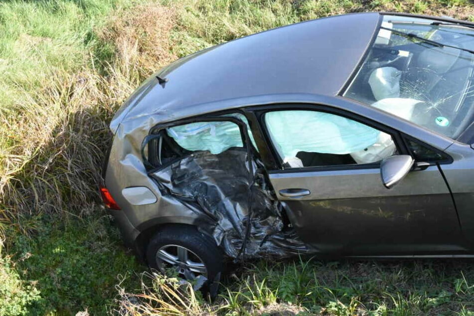 Der Biker krachte dem VW hinten in die Seite.