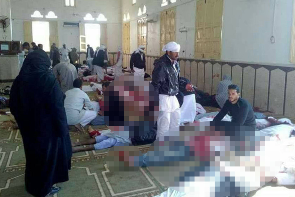 Zahlreiche Tote und Verletzte liegen in der al-Rawdah-Moschee in Bir al-Abd in der Nähe der Provinzhauptstadt Al-Arisch.
