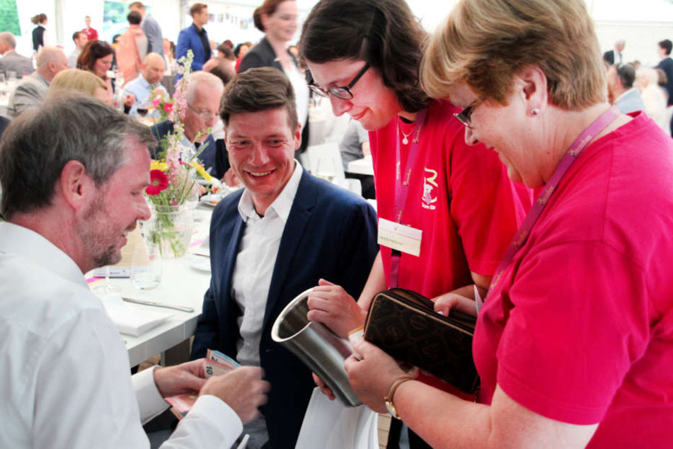 Beim Verkauf der Tombola-Lose: Jens Kesseler, Lars Dietterle und die ehrenamtlichen Bärenherz-Mitglieder Laura Herkner und Irene Krapf.