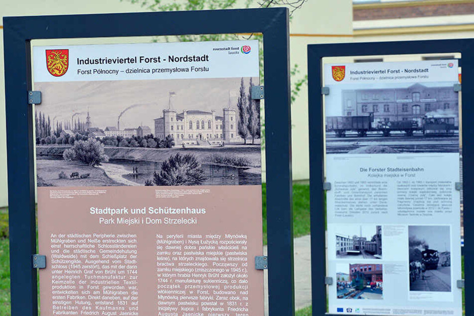 In Deutsch und Sorbisch: Eine Informationstafel im Rosengarten in Forst (Brandenburg).