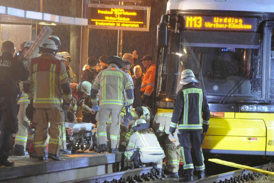Feuerwehrleute versuchen den Schwerverletzten zu befreien.