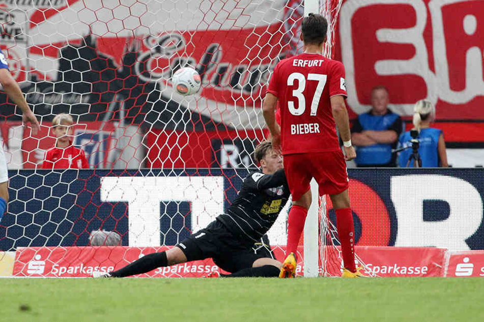 Ein Bild mit Symbolcharakter. Philipp Klewin streckt sich vergeblich nach dem Ball. Erfurt kassiert das 0:1.