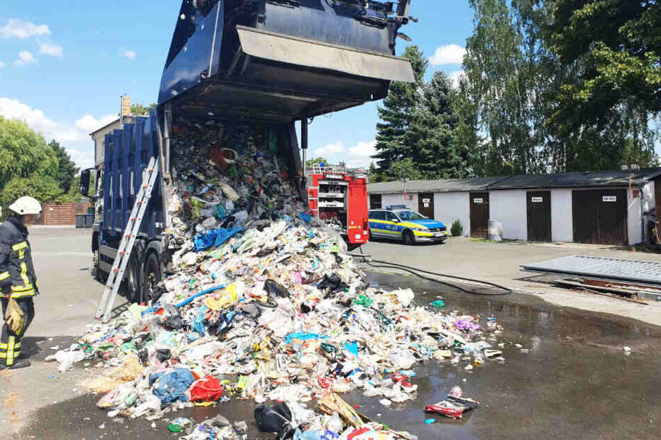 Schöne Bescherung: Im hinteren Bereich des Fahrzeugs war ein Feuer ausgebrochen.