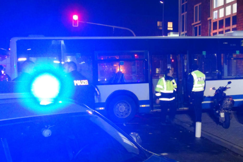 Der Kleinwagen des Mannes geriet auf die Gegenfahrbahn (Symbolfoto).