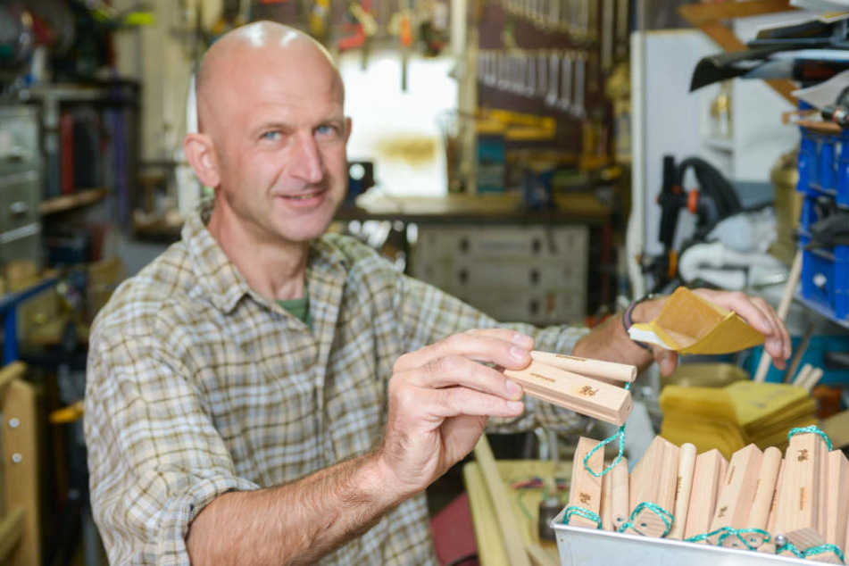 Der Gröditzer kann sich vor Aufträgen kaum retten. Binnen kürzester Zeit soll er 2000 Stichheiler fertigstellen.