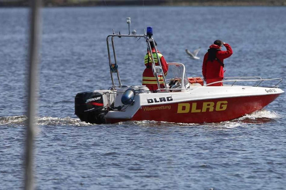 Rettungsschwimmer der DLRG bargen die in Seenot geratenen Menschen von ihrem brennenden Boot.