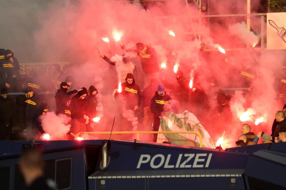 Im letzten Aufeinandertreffen vor einem Jahr gab es heftige Ausschreitungen beider Fanlager, für die die Vereine jeweils Bewährungsstrafen erhielten.