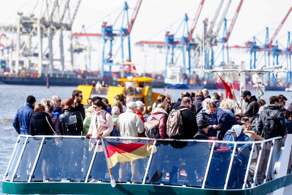 Viele Hamburger und Touristen genießen gerne den Ausblick bei der Fahrt mit der HVV-Fähre durch den Hafen (Archivbild).