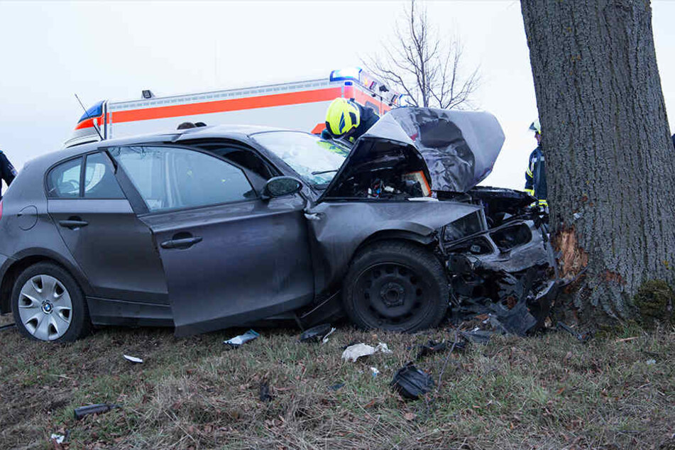 Der BMW war ungebremst frontal in den Baum geknallt.
