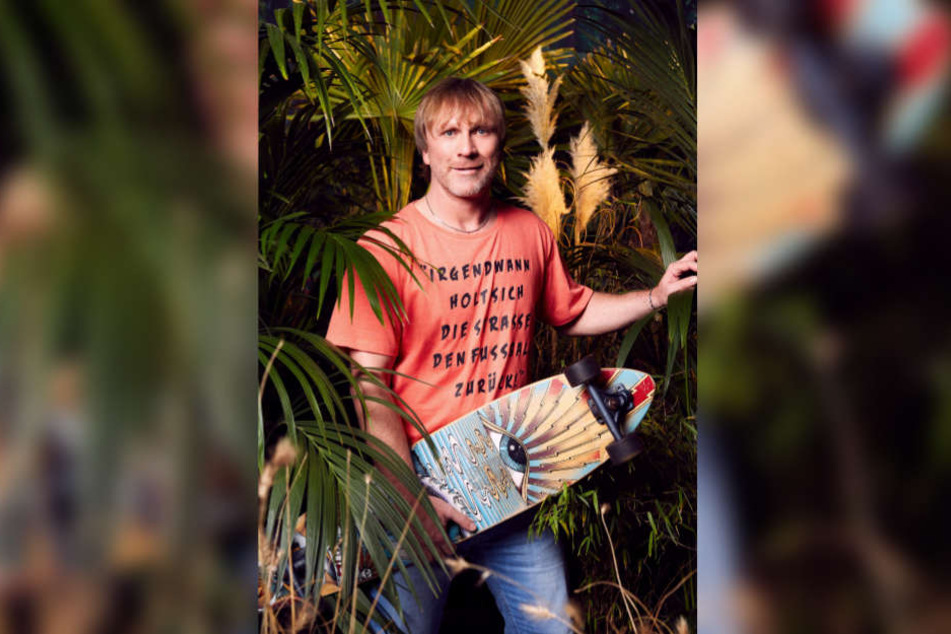 Das Longboard soll Ansgar Brinkmann im Dschungel Glück bringen.