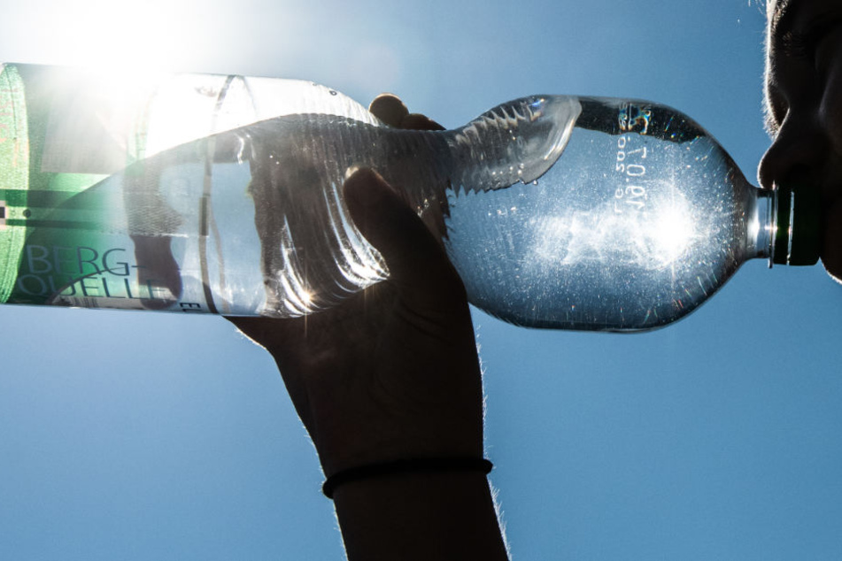 Die heruntergefallene Wasserflasche wurde dem 22-Jährigen zum Verhängnis. (Symbolbild)