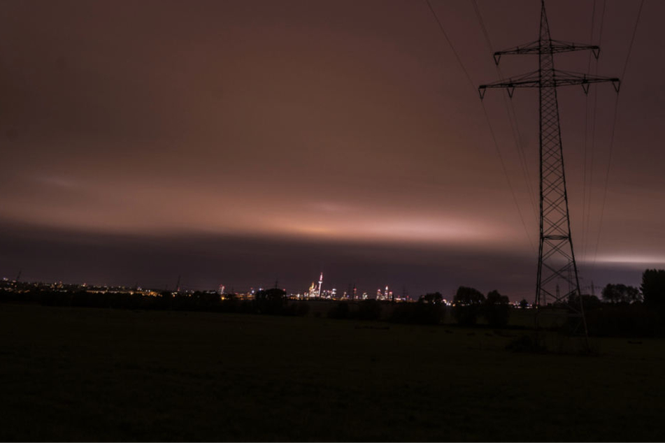 In der Nacht glühten die Wolken über Frankfurt am Main.