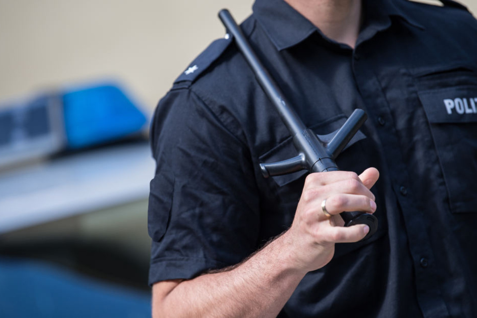 Die Polizisten sollen mit Steinen beworfen worden sein. Darauf reagierten sie mit Pfefferspray und Schlagstöcken (Symbolbild).