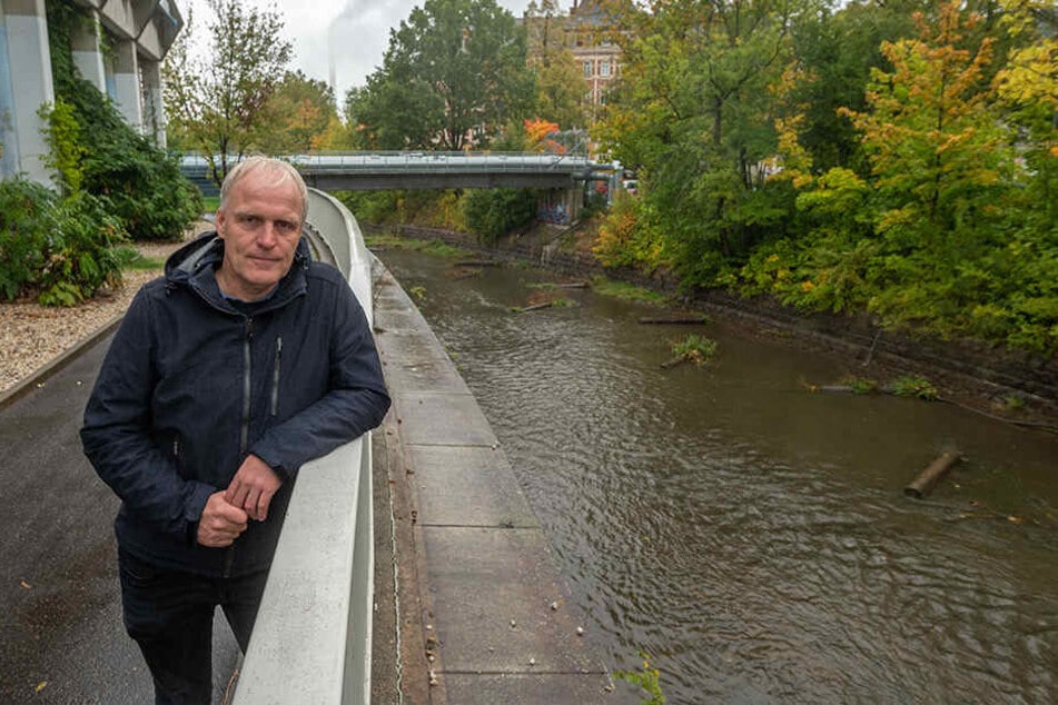Stadtrat Bernhard Herrmann (53) an der Georgstraße, wo bei starkem Regen verdünntes Abwasser in die Chemnitz fließt.