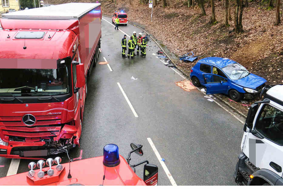 Ein Peugeot krachte auf der B169 mit einem Laster zusammen.