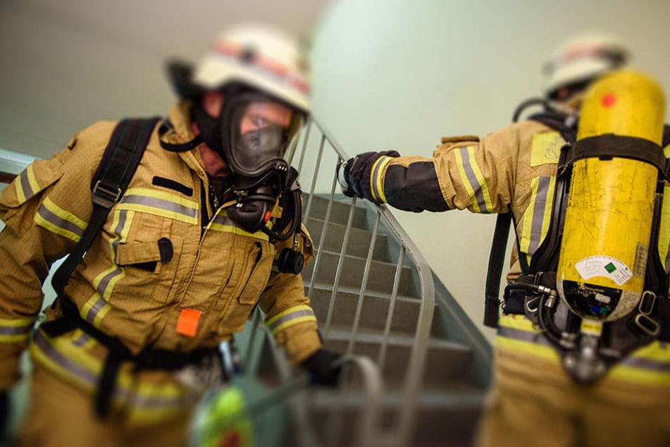 In voller Montur rückte die freiwillige Feuerwehr an. (Symbolbild)