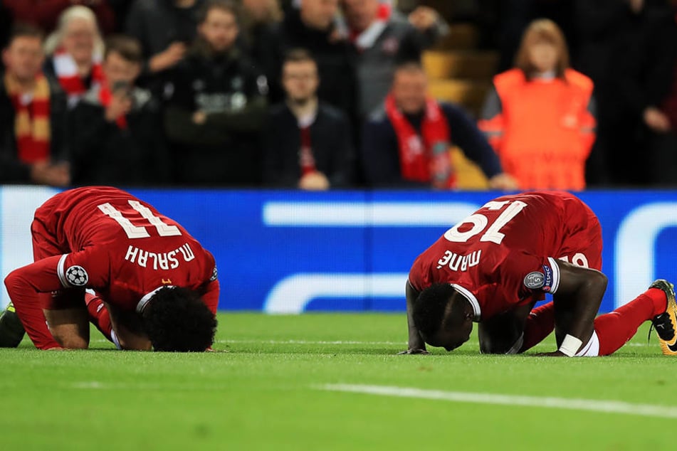 Gebet auf dem Spielfeld: Mohamed Salah (l.) und Sadio Mané (l.)