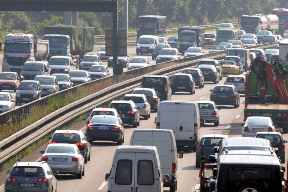 Vor allem am Freitagnachmittag und Samstag erwartet der ADAC lange Staus. (Symbolbild)
