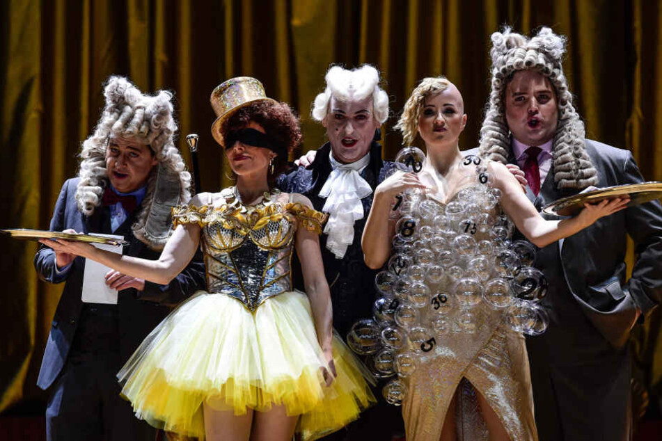 Durch Glück (Elisabeth Holmer) und Zufall (Franziska Krötenheerd) gelangen Sir George (Andreas Kindschuh) und Sir John (Reto Raphael Rosin) an das Südseemonopol.