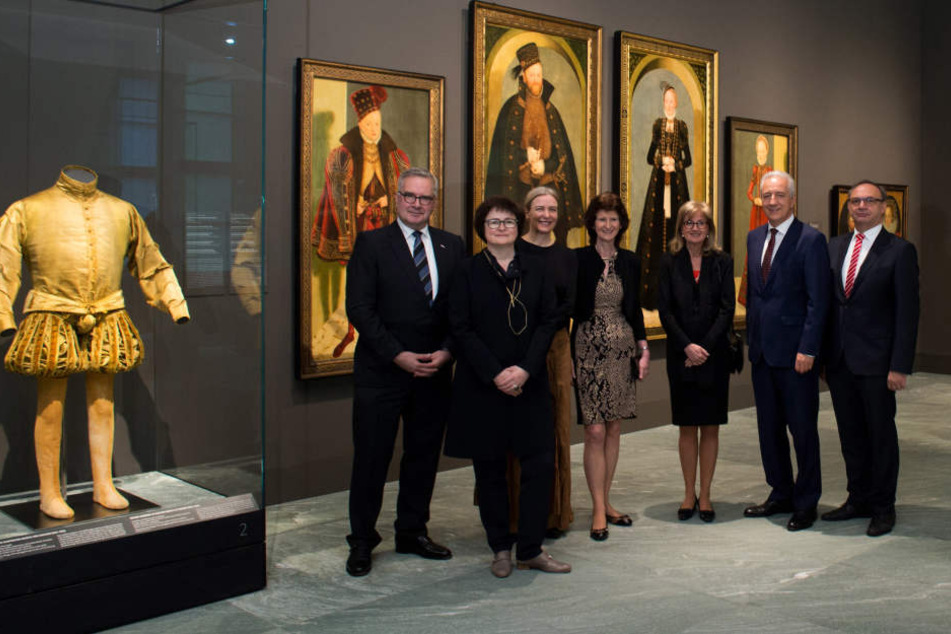 Gemeinsam mit Persönlichkeit aus Kunst und Medien feierten Stanislaw Tillich (57, 2. v. r.) und Eva-Maria Stange (60, m.) im Dresdner Residenzschloss.