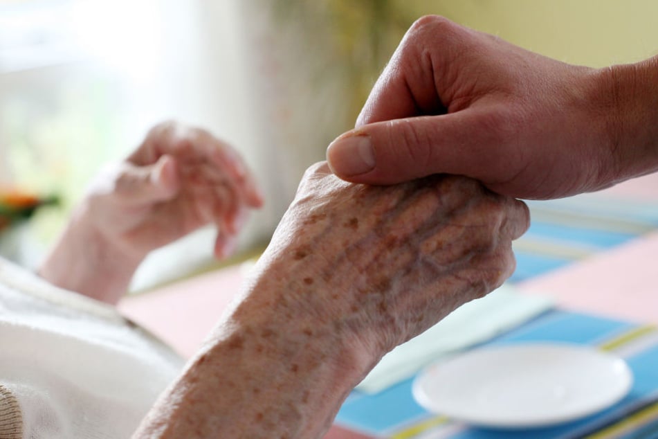 In vier sächsischen Alten- und Pflegeheimen wurde ein Aufnahmestopp verhängt. Grund ist der akute Fachkräftemangel.