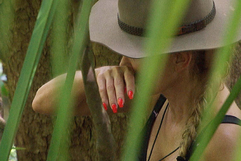 Tatjana Gsell zieht sie sich alleine hinter einen Baum zurück und weint heimlich.