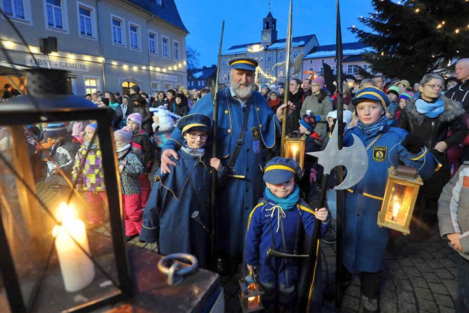 Bei der Lichtmess-Feier in Zwönitz ist auch der Nachtwächter mit seinen Helfern dabei.
