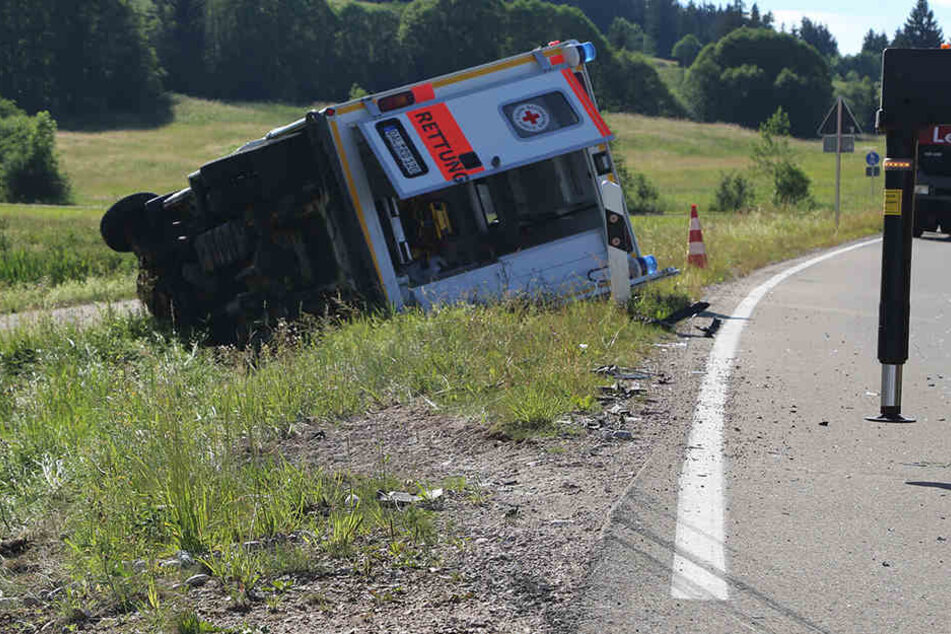 Der Rettungswagen landete nach dem Unfall im Seitengraben. Drei Menschen wurden verletzt.