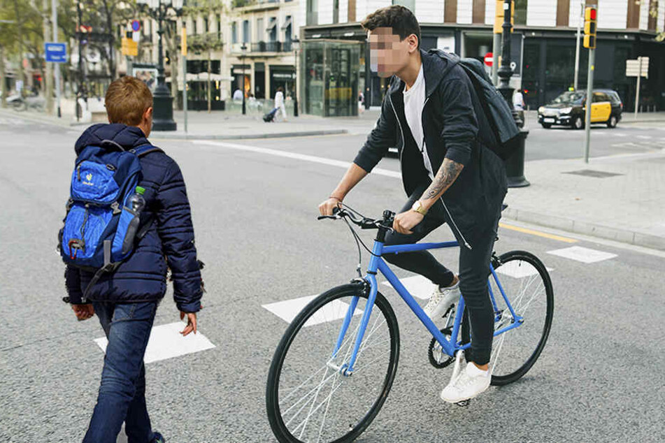 Am Donnerstagmorgen raste ein Radfahrer ein kleines Kind um. Er haute ohne zu helfen ab (Symbolbild).