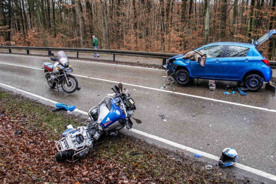 Das verunfallte Motorrad und der Toyota auf einer Landstraße bei Steinenbronn.