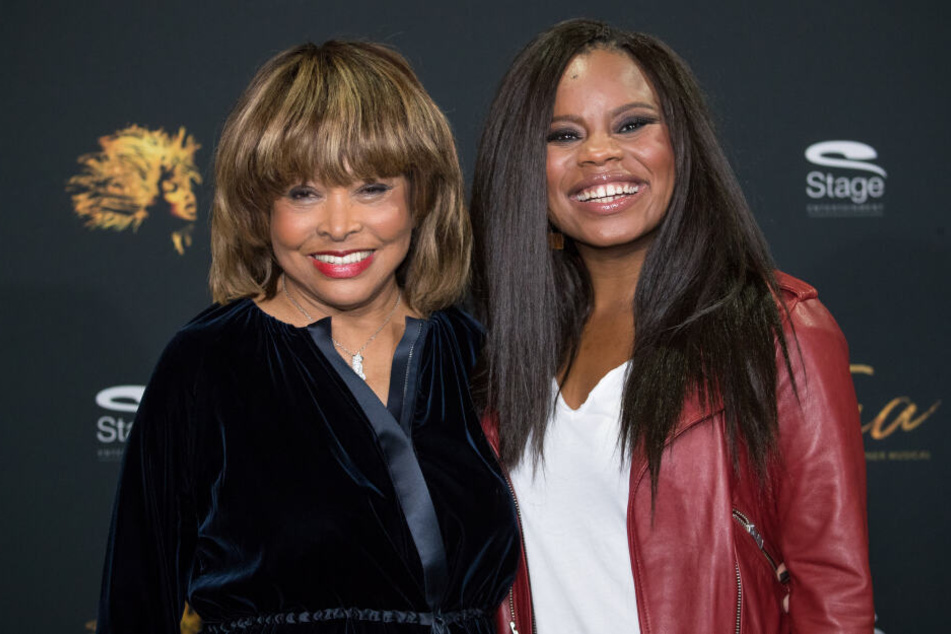 Die Sängerin Tina Turner (links) und Tina Musical-Hauptdarstellerin Kristina Love lachen bei einem Fototermin in Hamburg gemeinsam in die Kamera.