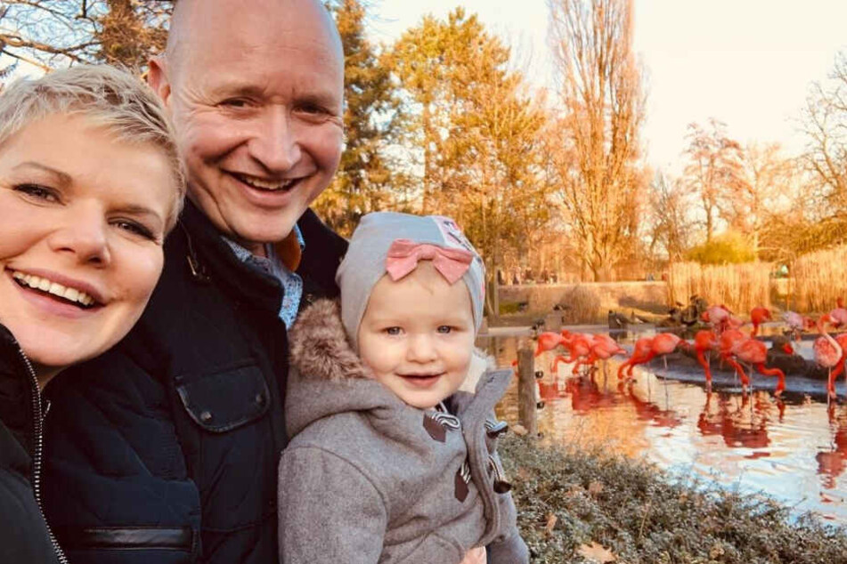 Partymaus Melanie Müller (30) guckt sich mit Töchterchen Mia Rose (18 Monate) und Ehemann Mike (53) die Flamingos im Dresdner Zoo an.