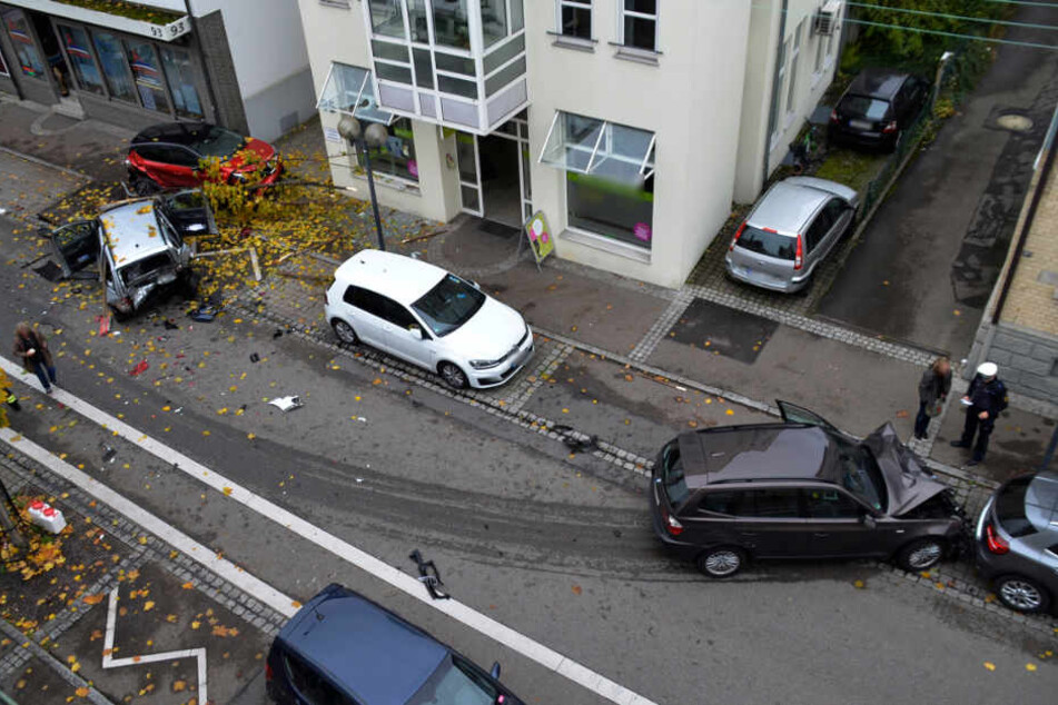 Der letzte Teil des Trümmerfelds aus der Luft. Rechts der BMW des 85-Jährigen.
