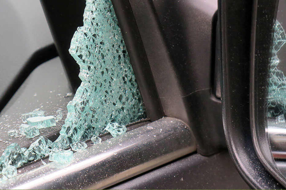 Unbekannte haben in Chemnitz Autos demoliert und zum Beispiel Scheiben eingeschlagen.