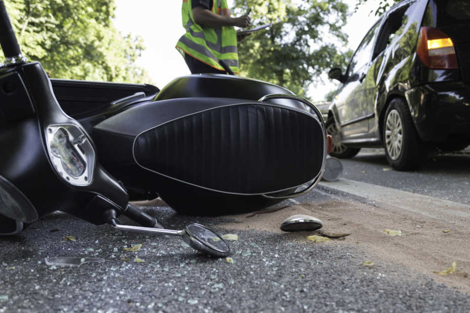 Bei einem schweren Unfall in Berlin-Reinickendorf ist ein 17-jähriger Mofafahrer schwer verletzt worden (Symbolbild).