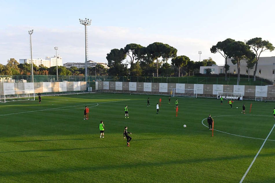 Der Trainingsplatz am Dynamo-Hotel: Am Sonntag hellte es zwischen den Regenstunden auch mal kurz auf, am Nachmittag schien sogar die Sonne...