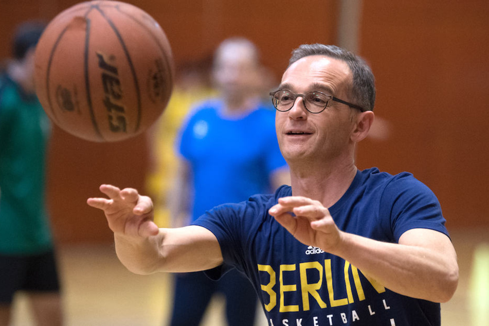 Heiko "Air" Maas beim Basketball-Spielchen mit Jugendlichen und Profis von ALBA Berlin in der deutschen Botschaftsschule in Peking.