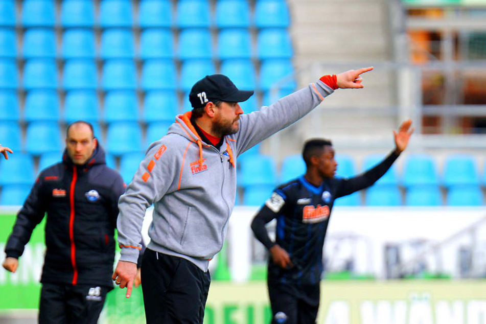 Steffen Baumgart (m.) war trotz 2:0-Sieg nicht mit allem zufrieden.
