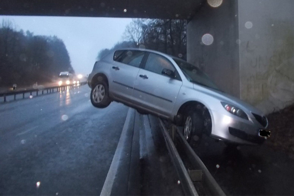 Der Mazda kam auf der Leitplanke zum Stehen. Der Wagen war nicht mehr fahrtüchtig.