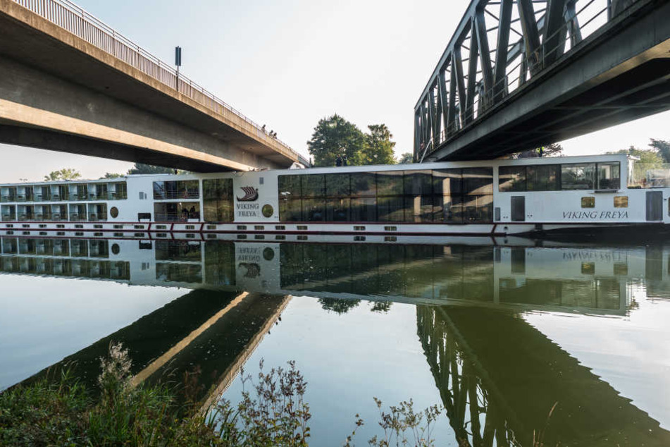 Offenbar war die Kläranlage des Schiffs kaputt. Dadurch gelangten die Fäkalien ins Wasser. (Symbolbild)