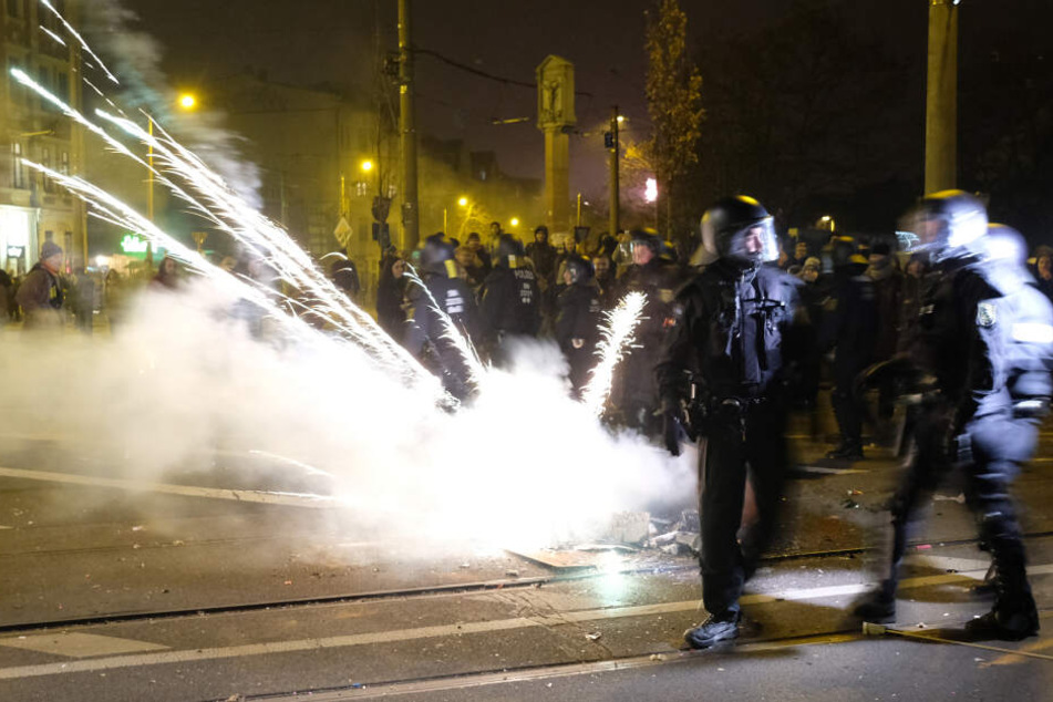 Einsatzkräfte wurden am Connewitzer laut Polizei organisiert angegriffen.