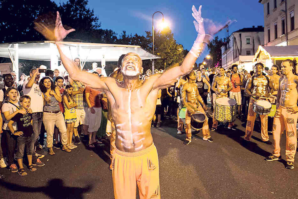 Hechtfest - auf der Rudolf-Leonhard-Straße begeistert eine Trommel- und Artistikgruppe die Besucher.