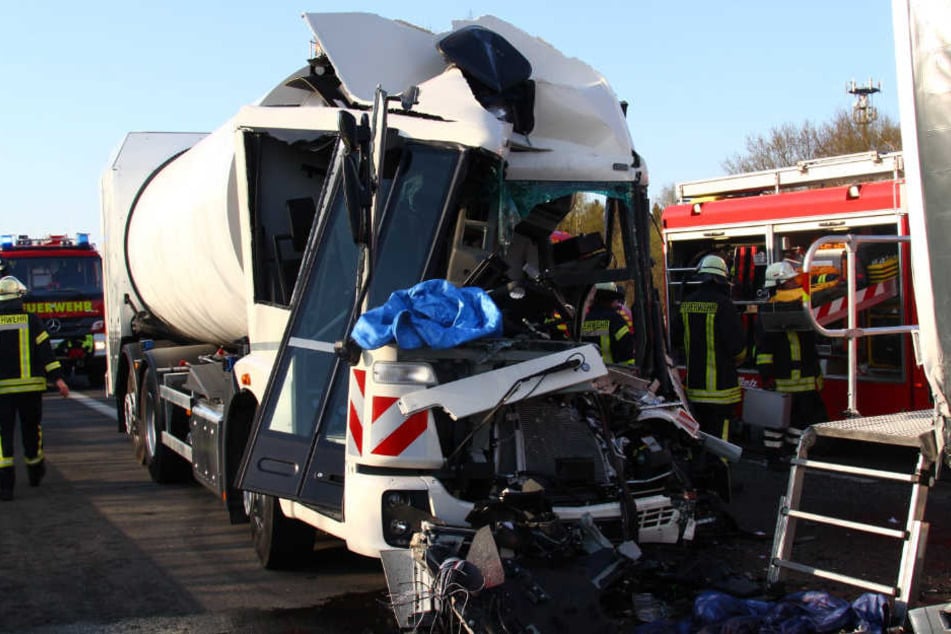 Der Fahrer des Müllwagens verstarb bei dem Aufprall.