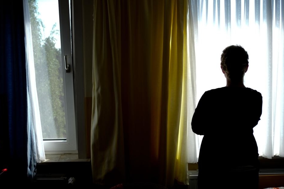 Im Schnitt sind täglich rund 80 bis 85 Frauen und fast genauso viele Kinder in den Notunterkünften untergebracht. (Symbolbild)