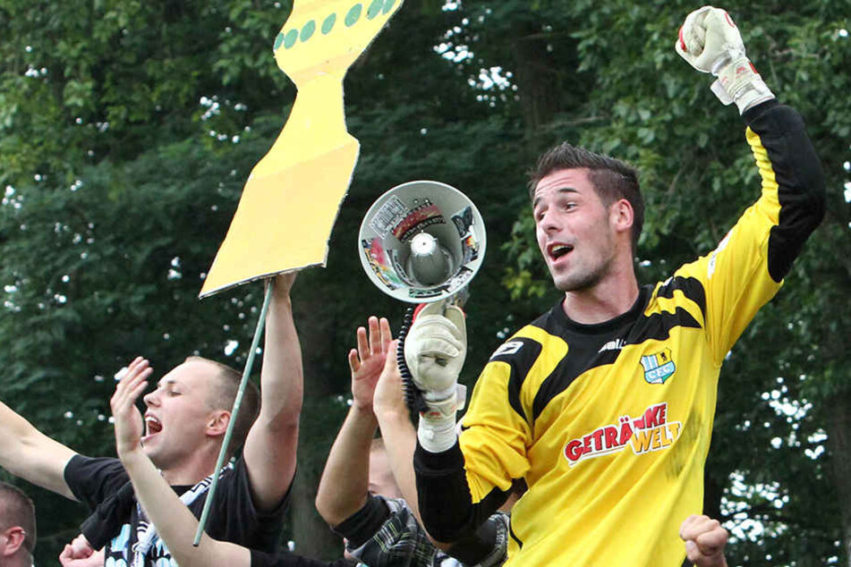 Philipp Pentke auf dem Zaun: Der Torhüter war der Liebling der CFC-Fans. Hier
feiert er den 1:0-Sieg im DFB-Pokal gegen den FC St. Pauli im August 2010.