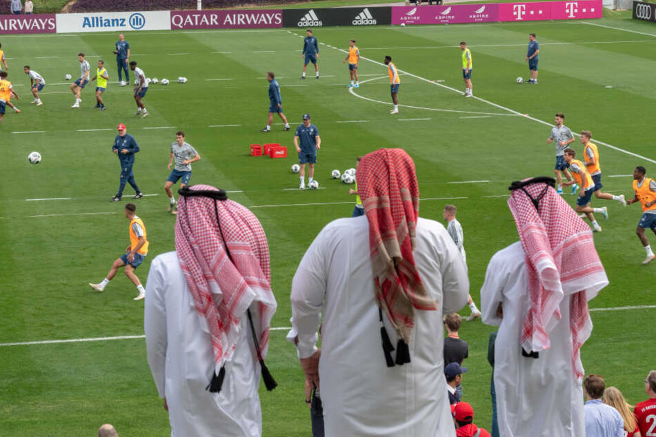 Die Mannschaft des FC Bayern München trainiert während einer Übungseinheit am Vormittagen Doha.