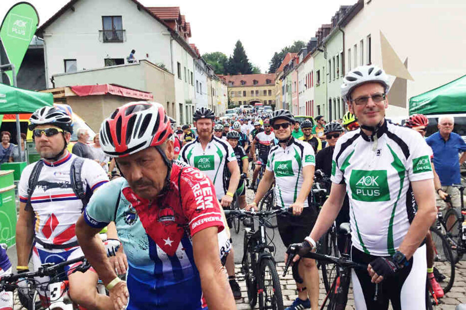 Auf den Spuren von Legenden wie Täve Schur. Fast zweihundert begeisterte Radler/innen im Alter von 7 bis 70 nahmen die Steile Wand von Meerane in Angriff. Ganz vorn dabei Rainer Striebel (vorne re. im Bild) , Vorstand der AOK PLUS.