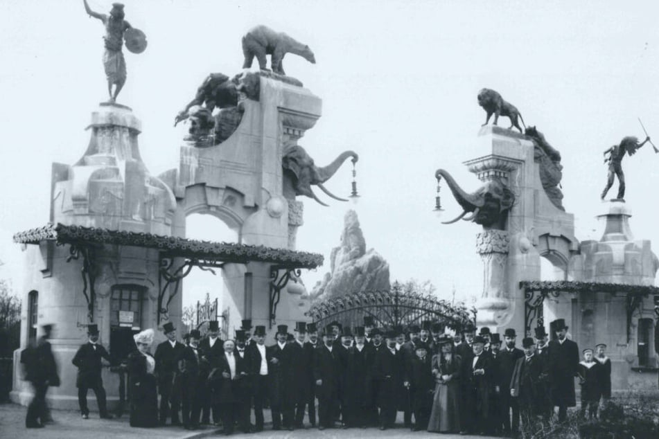 Die Schwarz-Weiß-Aufnahme aus dem Jahr 1907 zeigt das ursprüngliche Eingangstor des Tierparks Hagenbeck.