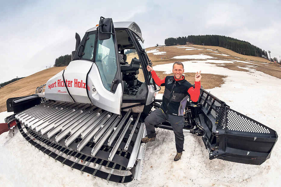 Winter ade: Alexander Richter (45), Chef vom Holzhauer Skigebiet, fährt den
letzten Pistenbulli ins Tal.